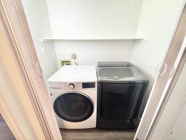 Building Photo - LIMITED TIME ONLY!! TAKE POSSESSION BY JUNE 1ST & RECEIVE ONE MONTH FREE RENT!! In this comfortab...