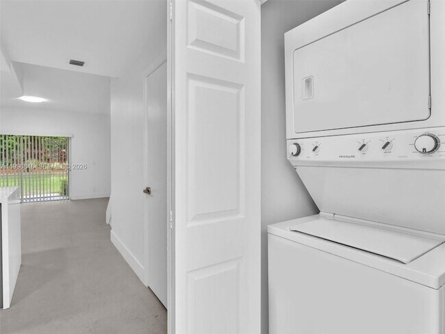 Building Photo - 8 Key W Ct