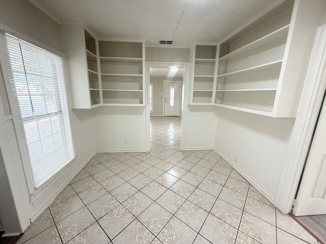 Building Photo - Updated 4 bedroom!