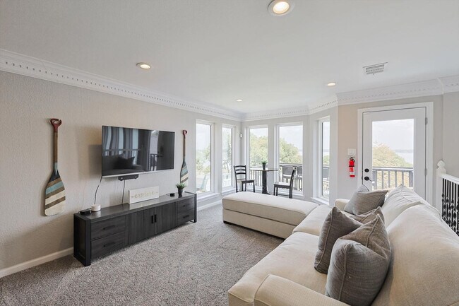 Building Photo - 4710 Scenic Dr