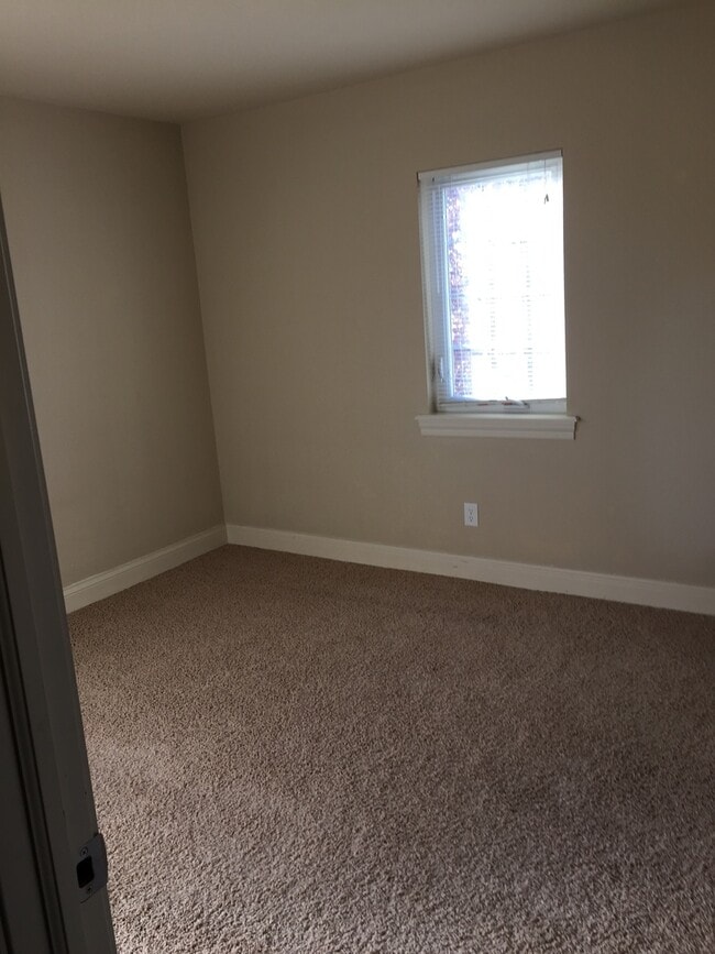 Building Photo - Amazing Renovated 1 Bedroom Condo in University Heights