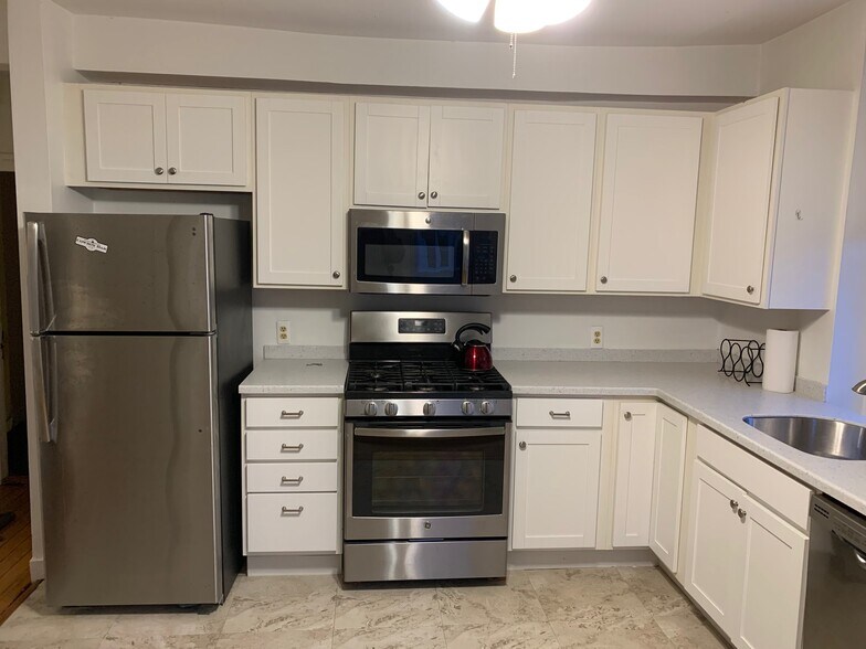 Building Photo - 378 Thames St