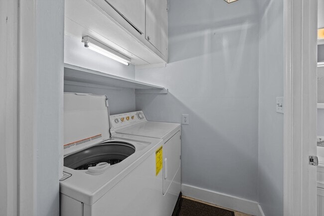 Building Photo - Incredibly Well Maintained & Beautiful Hom...