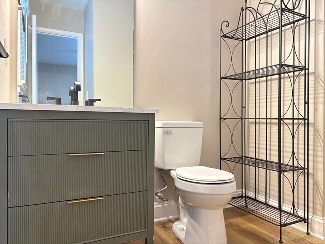 Building Photo - MOVE IN SPECIAL: 3 Bedroom, 2 Bathroom House in Burlington!