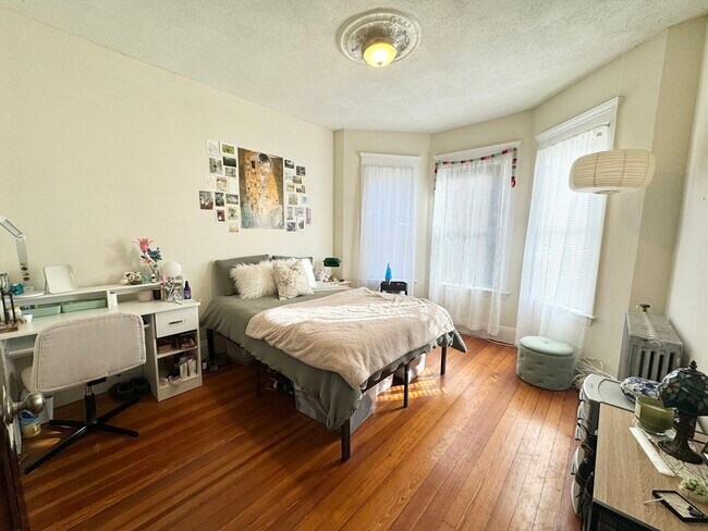 Building Photo - 692 Columbia Rd