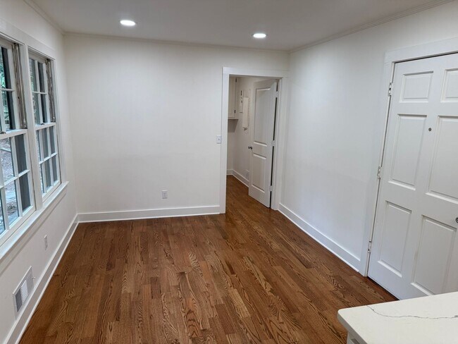 Building Photo - 185 Landor Dr