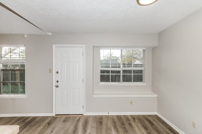 Building Photo - 16907 Dusty Mill Dr E