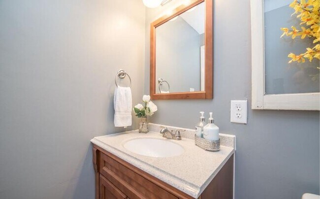 Building Photo - Well maintained 3 bedroom townhouse in established Frederick community ready early May!