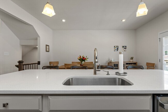 Building Photo - Luxurious three-story townhome with owner's suite and high-end finishes