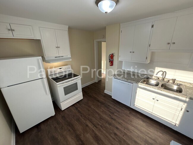 Building Photo - 999 Seminole Dr