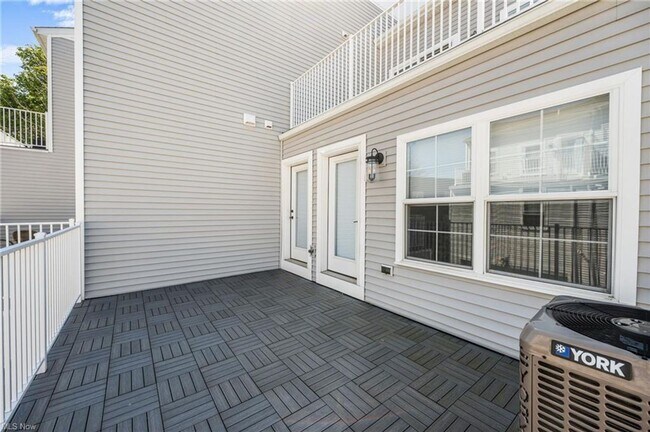 Building Photo - Modern and Luxurious 3 Bedrooms / 2.5 Bathrooms