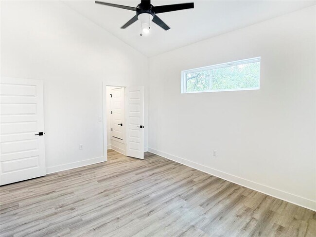 Building Photo - 6107 Begonia Cir