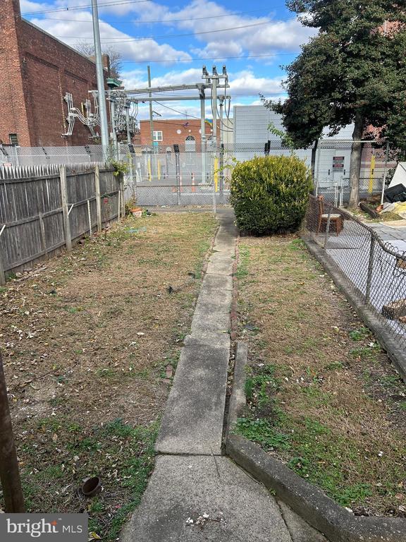 Building Photo - 640 Grand St