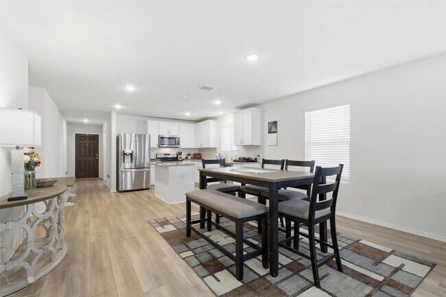 Building Photo - 10101 Newtown Dr