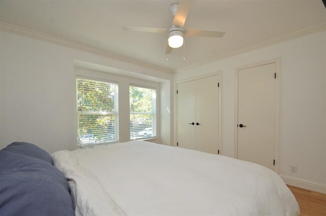 Building Photo - 6310 Chevy Chase Dr