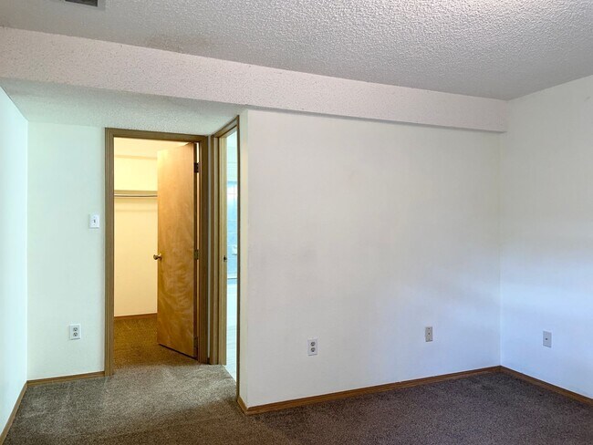 Building Photo - Nice 3 Bedroom Unit Near Everything!!