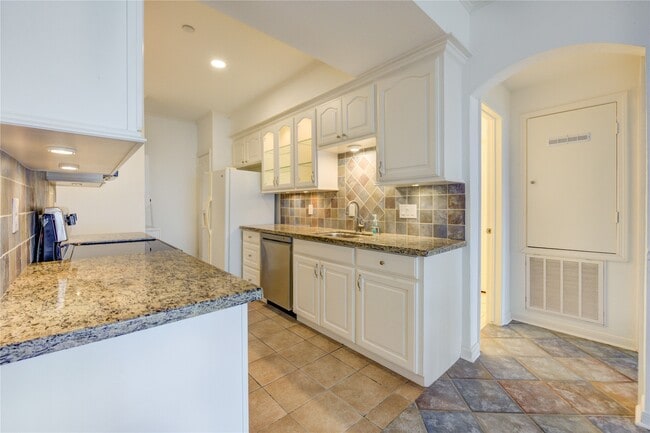 Building Photo - 401 Lakeside Ln