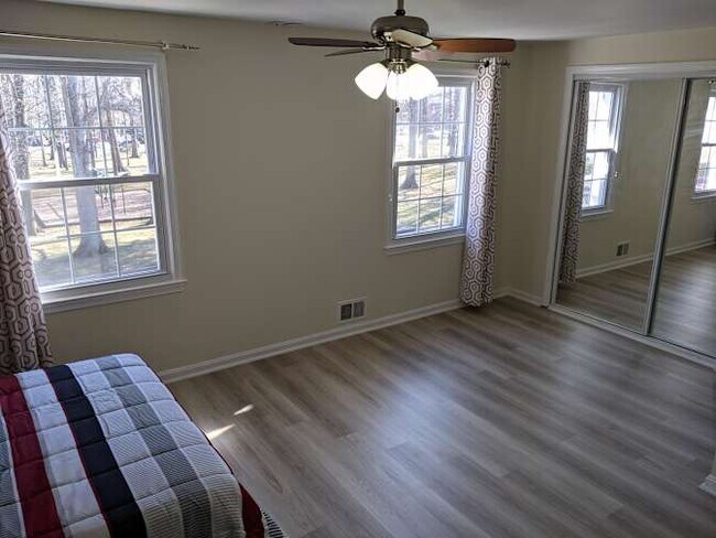 Building Photo - 7913 Central Park Cir