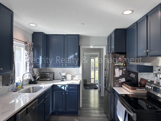 Building Photo - 901 S Alcott St