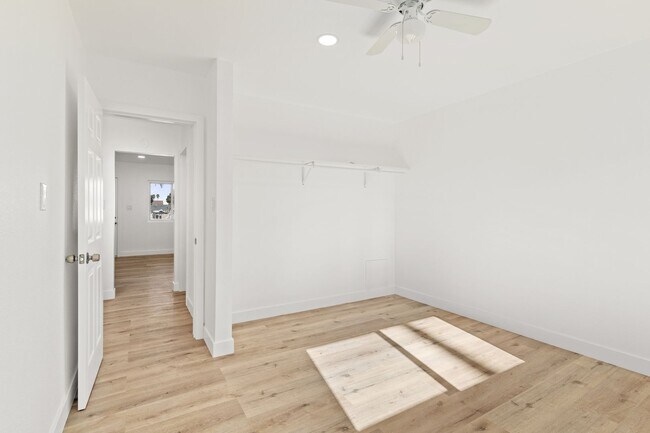 Building Photo - 927 Daisy Ave