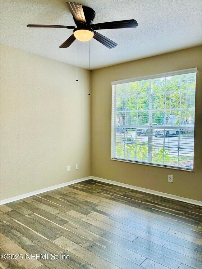Building Photo - 13700 Richmond Park Dr N
