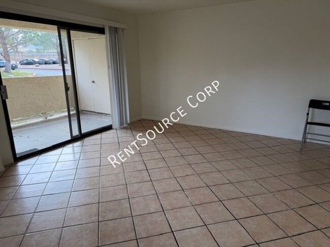 Building Photo - 2554 Olive Dr