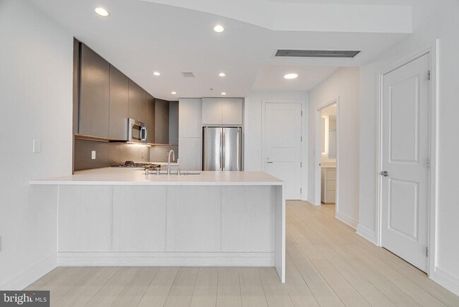 Building Photo - 8220 Crestwood Heights Dr