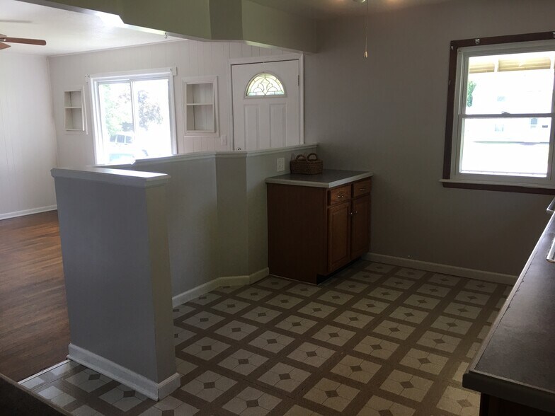 Eat-In Style Kitchen - 327 Jackson Ave