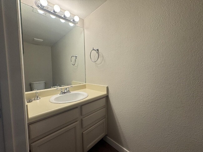 Building Photo - 2 Bed / 2.5 Bath Townhome in Chandler