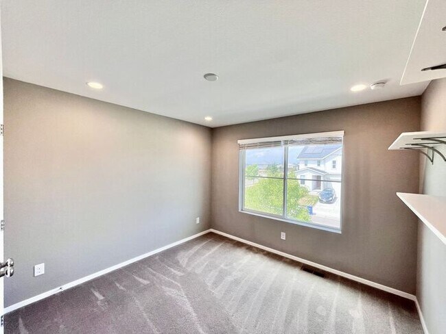 Building Photo - Charming Two-Story Home for Rent in the De...