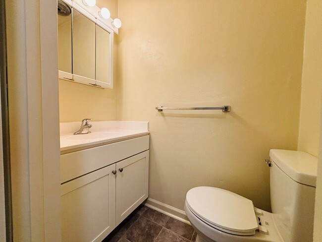 Building Photo - 2 Bedroom, 1.5 Bath Townhouse