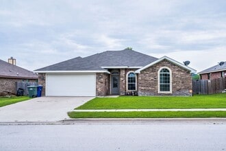 Building Photo - ** BEAUTIFUL 3 BED/ 2 BATH HOUSE **