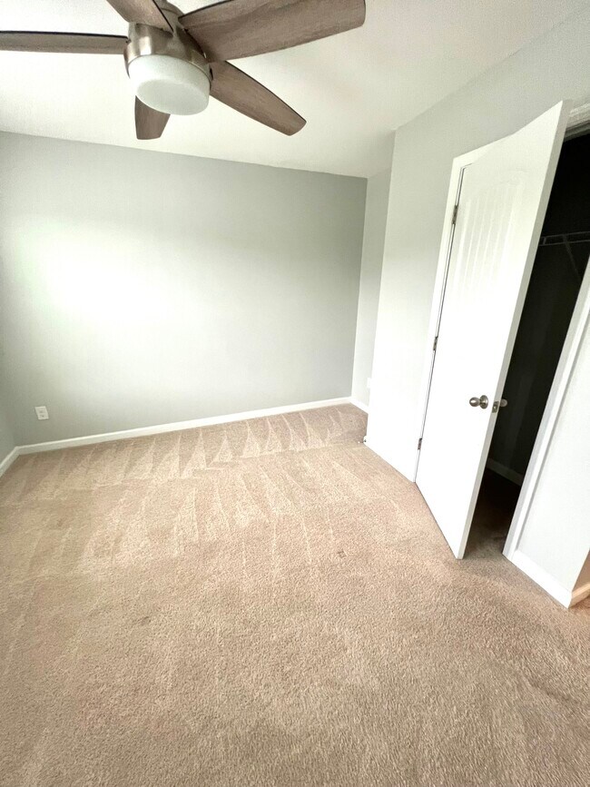 Building Photo - 930 Sunset Park Dr