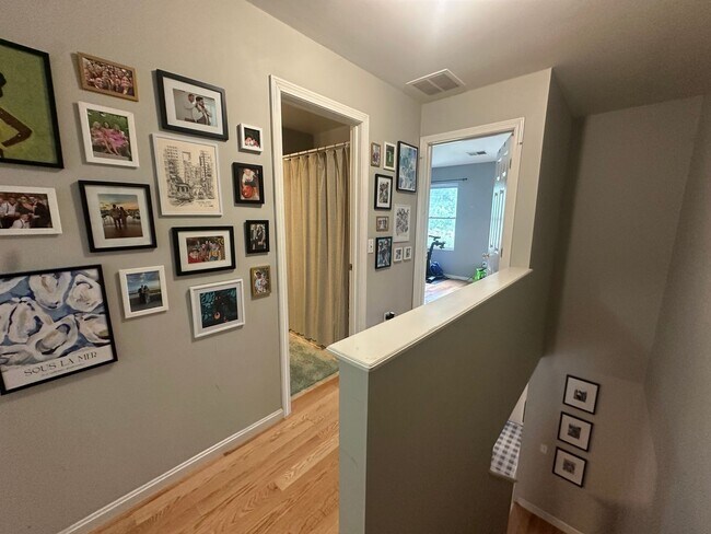 Building Photo - 2 Bed/1.5 Bath Townhouse available 9/1/2026