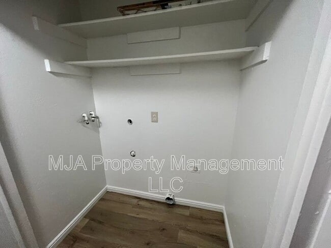 Building Photo - 2517 S Lakecrest St