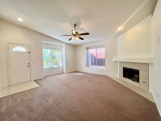 Building Photo - AVAILABLE NOW!!! 3 Bedroom 2 Bathroom Home in La Quinta