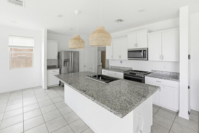 Building Photo - 6815 W Encinas Ln