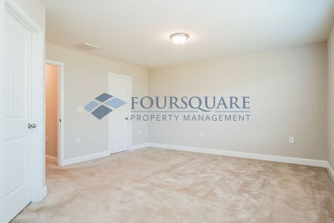Building Photo - Townhome | Back Patio with Privacy Fence |...