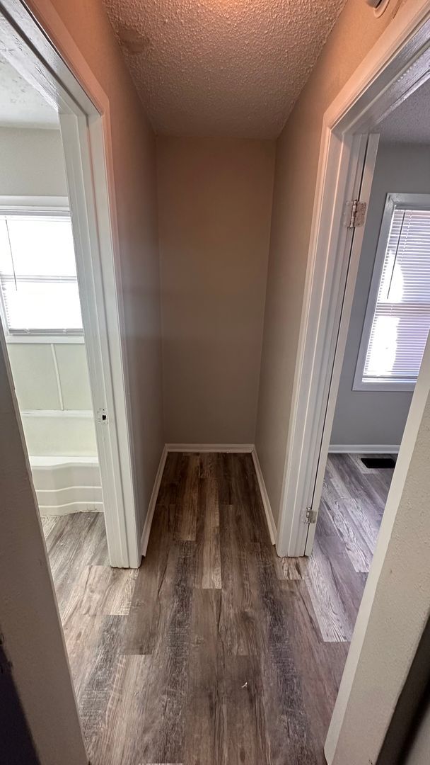 Building Photo - $550 - 1 bed 1 bath Duplex