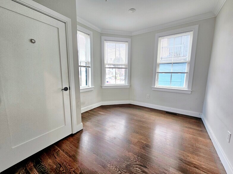 Building Photo - 79 Linden St