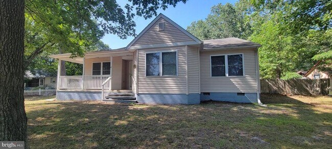 Building Photo - 2401 N Lakeshore Dr