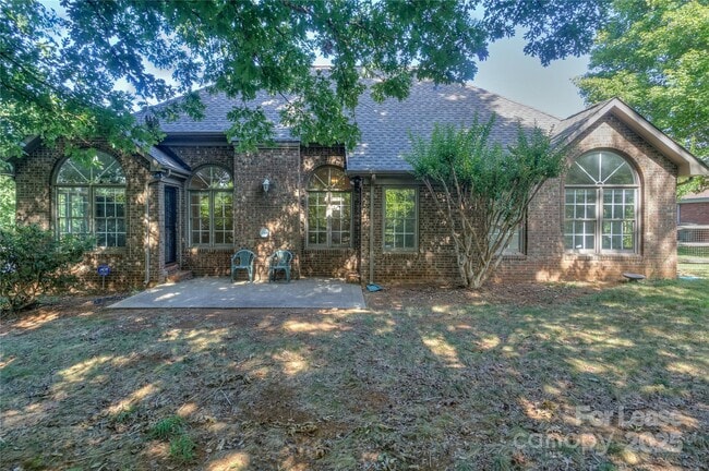 Building Photo - 840 Emerson Dr