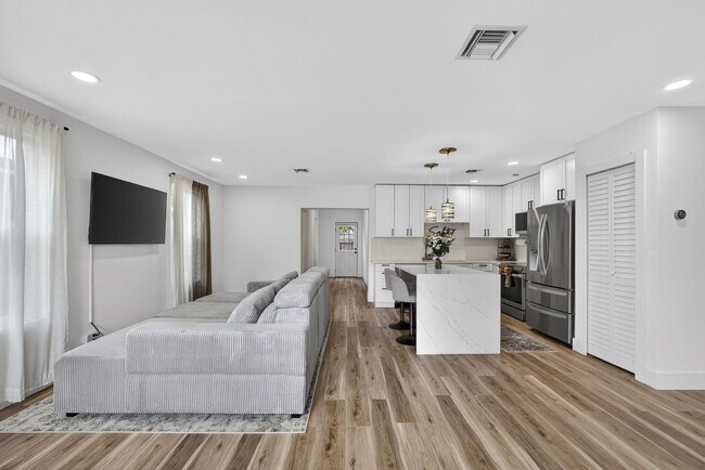 Building Photo - 701 37th St