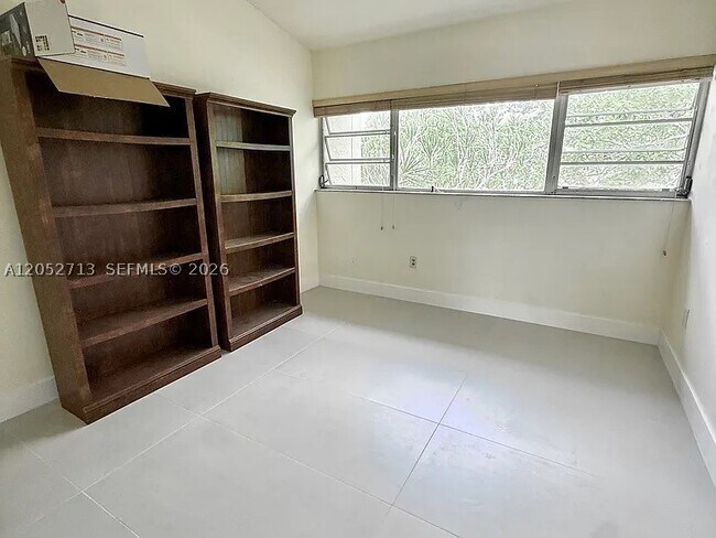 Building Photo - 14293 Kendale Lakes Dr