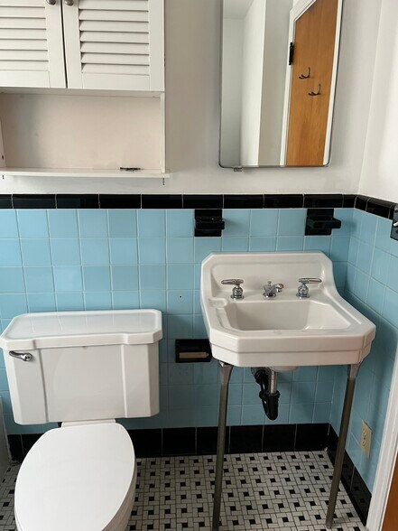 Building Photo - 47 Quaker Ln S