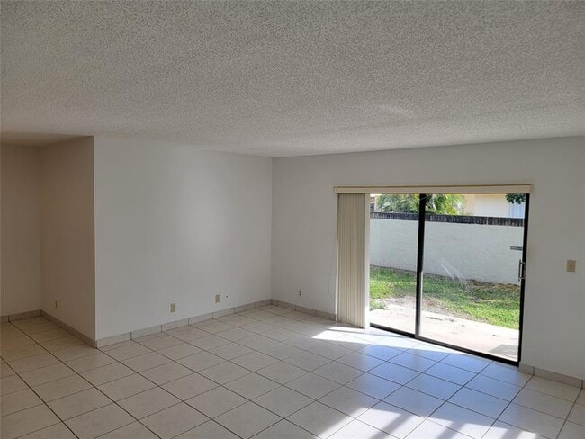 Building Photo - 1800 NE 39th Ct