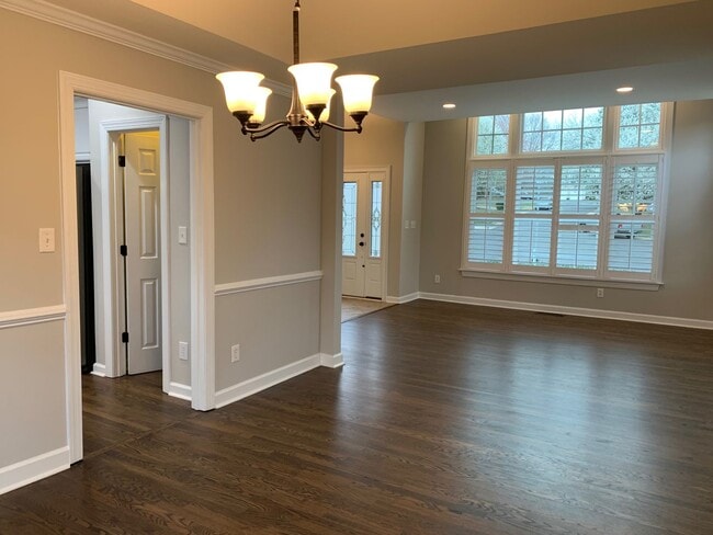 Building Photo - 5 Bed | 3.5 Bath House with Finished Basem...