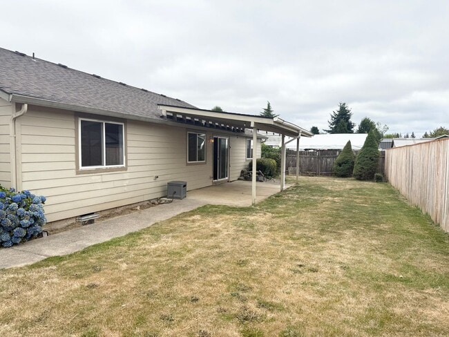 Building Photo - Charming One-Level Ranch in Peaceful Battle Ground Neighborhood
