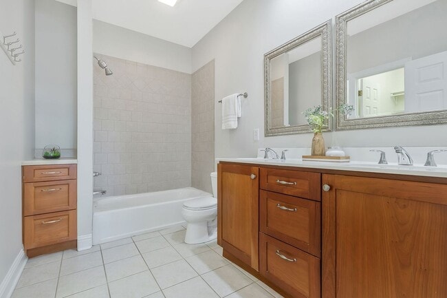 Building Photo - FABULOUS LOCATION!! 2BEDROOM 2 BATH TOWNHO...