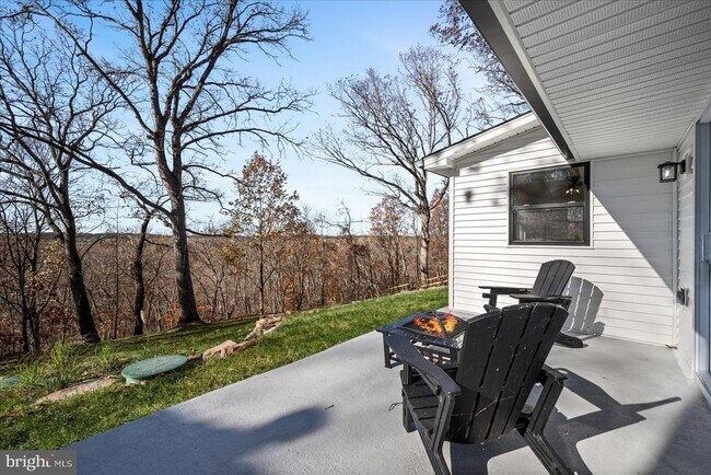 Building Photo - 440 Redbud Ln